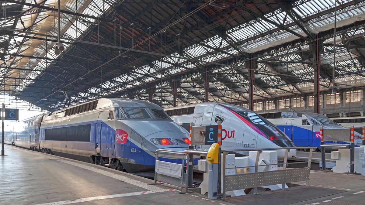 Při srážce rychlovlaku TGV s kamionem zemřel strojvůdce, desítky lidí byly zraněny