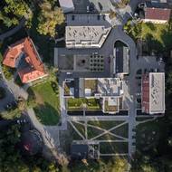 Žitný mlýn Boršov dnes. Náměstí je veřejně přístupné.