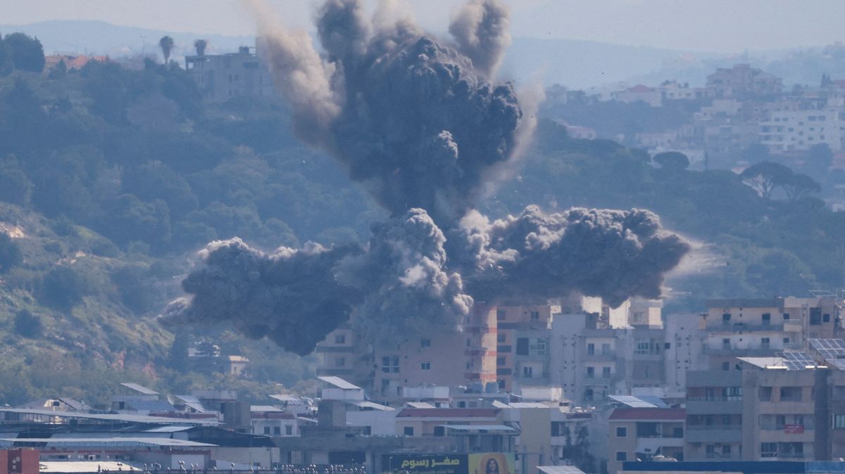 Izrael provedl nové údery v jižním Libanonu, Hizballáh útoky pozastavil