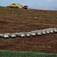 Očekává se, že Hizballáh vydá prohlášení, v němž upřesní svůj formální postoj k příměří a Netanjahuově tvrzení, že Libanon do něj zahrnut není.

(Izraelské obrněné transportéry na izraelské straně izraelsko-libanonské hranice, 8. března .)