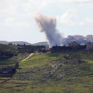 Izrael na ostřelování ze strany Hizballáhu odpověděl rozsáhlými odvetnými vzdušnými údery v různých částech Libanonu a pozemní invazí v jižním Libanonu. Podle agentury Reuters Izrael plánuje okupaci jižního Libanonu, aby tam vytvořil „bezpečnostní zónu“ k ochraně svého území.

(Na snímku stoupá kouř po izraelském útoku v jižním Libanonu, 7. dubna.)