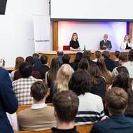 První otázka od studentů směřovala na Zuzanu Čaputovou. Ta měla zhodnotit kulturní situaci v Česku pod vedením ministra Oty Klempíře. Podle Čaputové česká kulturní obec pozorně sleduje vývoj na Slovensku, a proto pravděpodobně nebude čelit tak silnému tlaku jako ta slovenská.