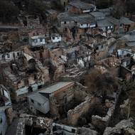 Brais Lorenzo se narodil v Ourense a každé léto vyrůstal s vůní kouře, od roku 2011 dokumentuje galicijské lesní požáry.

(Letecký pohled na San Vicente de Leira, jednu vesnic poškozenou požáry, vyfoceno 21. srpna 2025 v Galicii.)