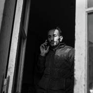 I dvaačtyřicetiletý muž, který na snímku hovoří se svým právníkem, vyhrál dva soudní spory. Po letech nemoci a soudů mu bylo přiznáno odškodné ve výši 200 tisíc egyptských liber, tedy necelých 89 tisíc korun. (11. prosince 2025)