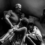 Oceněnou se v kategorii samostatných fotografií stala Priscila Ribeiro se snímkem rodiny, která od roku 2013 žije v osadě Parque dos Lagos v brazilském městě Colombo a usiluje o legalizaci pozemků, aby si zajistila přístup k základní infrastruktuře. V Brazílii chybí na šest milionů domů, takže přibližně 16,4 milionu lidí žije v neformálních osadách. Parque dos Lagos je domovem pro 200 rodin bez oficiálního přístupu k vodě, kanalizaci nebo elektřině. (15. listopadu 2025)