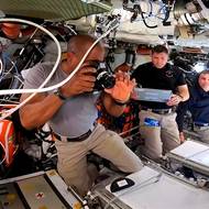 Během desetidenní cesty čekala posádku pestrá strava složená z předem připravených pokrmů upravených tak, aby nepodléhaly zkáze. Na lodi totiž nebyla lednice. (Posádka lodi Orion.)