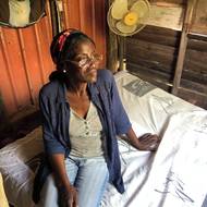 Carmen patří k těm lidem v San Cristóbal, kteří se před bouří musí ukrývat v kostele nebo ve škole. Její dům z prken totiž občas řádění živlu nevydrží.