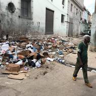 Skládky odpadu se často táhnou celou ulicí.