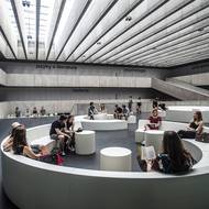 Budova Fakulty humanitních studií UK.