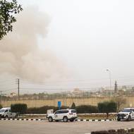 Izraelské obranné síly (IDF) následně spustily rozsáhlé bombardování Libanonu a znovu podnikly invazi na jih země, přičemž se podle místních médií snažily izolovat celou oblast až k řece Lítání. (Zvednutý prach po demolici budov. Naquora v jižním Libanonu, 3. dubna 2026.)