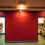 Chodby zdobí různé citáty a přísloví. Ze stěn promlouvá například Mark Twain…