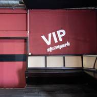 Sedačky pro VIP klienty.