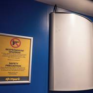 „Prosíme, odložte si své zbraně v trezoru na recepci,“ vyzývá zákazníky cedule ve vstupní chodbě do Showparku.