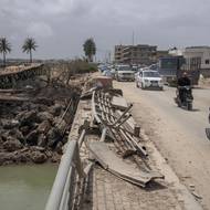 Od začátku příměří tisíce vysídlených obyvatel vracejí domů, mnozí nacházejí své domy v troskách.

(Vysídlení obyvatelé se vrací do svých domovů, most na snímku spojuje jižní Libanon se zbytkem země, vyfoceno 19. dubna v Qasmiyehu v Libanonu.)