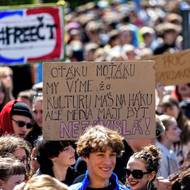 Několik stovek studentů v poledne téměř zaplnilo pražské náměstí Jana Palacha, aby vyjádřilo podporu veřejnoprávním médiím. 