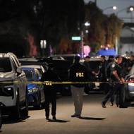 Agenti FBI již zasahují u domu podezřelého ze střelby. Prozatímní šéf washingtonské policie Jeffery Carroll podle AP uvedl, že motiv střelce není zřejmý. Prokurátorka USA pro federální okrsek District of Columbia Jeanine Pirrová oznámila, že podezřelý bude v pondělí předveden před soud. Muž podle ní nyní čelí obvinění v souvislosti s použitím střelné zbraně a napadením člena bezpečnostních složek nebezpečnou zbraní.