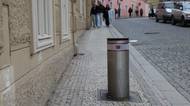 Nové sloupky mají bránit autům, zatím překáží jen chodcům