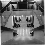 Interiér Domu umění po úpravách z let 1972–1973 podle architekta Jiřího Šindlera. V době Domu umění bylo schodiště z druhého do třetího podlaží opačně otočené než dnes.