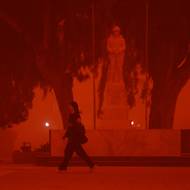 Pouštní prach může lidem způsobit i problémy při dýchání nebo jim podráždit oči. 