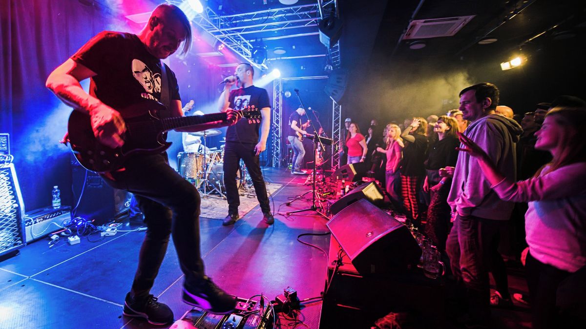 Kapela přišla o zpěváka i kytaristu. Nehodu na dálnici D1 připomene koncertem