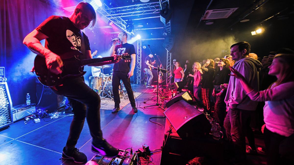 Kapela přišla o zpěváka i kytaristu. Nehodu na dálnici D1 připomene koncertem