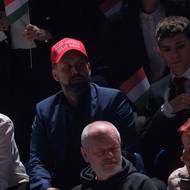 Po jednání a společné tiskové konferenci Vance a Orbán zamířili na oslavy Dne maďarsko-amerického přátelství do budapešťské haly MTK Sportpark.