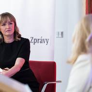 Debata se dotkla i války na Ukrajině, kterou Zuzana Čaputová označila za „naprosto neférovou“ a zdůraznila obrovské civilní oběti. Konflikt podle ní zůstává opotřebovací válkou bez jasného výhledu na konec. „Jsme svědky spíše války na vyčerpání, ale kdy bude ukončena, nevím, jestli na to má někdo odpověď,“ uvedla.