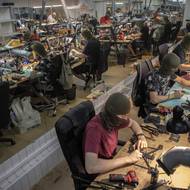 Ukrajinský boj proti ruské invazi mění podobu moderního válčení. Modelářské drony se přetvářejí na dálkově ovládané zbraně a sériově vyráběné drony jsou ovládány ze vzdálenosti několika kilometrů se smrtící přesností. 

(Ukrajinští civilisté sestavují FPV drony v suterénní továrně. Ukrajina i Rusko nyní vyrábějí miliony bojových dronů ročně. Vyfoceno v oblasti „střední“ Ukrajiny, 6. září 2024.)