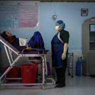 Tato krize ještě zhoršuje již tak kritickou situaci pod vládou radikálně islamistického hnutí Tálíbán. Dívky nesmějí po dokončení základní školy studovat, a tak se mladá generace už nemůže stát zdravotnicemi.

(Atifa pomáhá při porodu, o kterém říká, že bude jejím posledním. V jejím středisku totiž došly léky a prostředky. Provincie Dájkundí, Afghánistán, 22. července 2025.)