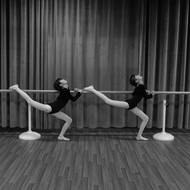 Dívky na tanečním tréninku. Náklady na jejich vzdělání a mimoškolní aktivity představovaly pro stárnoucí rodinu značnou finanční zátěž. (23. května 2021)