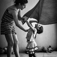 V roce 1996 schválila Argentina geneticky modifikovanou sóju odolnou vůči herbicidům, určenou pro použití s herbicidy na bázi glyfosátu, a to bez předchozího nezávislého výzkumu. (Anita Sosa se narodila s hydrocefalem a vrozenou spinou bifidou. Lékaři její stav přisuzují pesticidům na sójových polích, která obklopují její město s 3000 obyvateli. Chaco, Argentina, 29. listopadu 2014.)