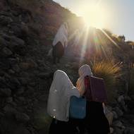 Žáci kráčí do základní školy Miadad ve vesnici Khartanai. Stovky dětí po celém Afghánistánu musí pěšky urazit dlouhé vzdálenosti, aby se dostaly na vyučování. Okres Haska Meyna, Afghánistán, 13. listopadu 2025.