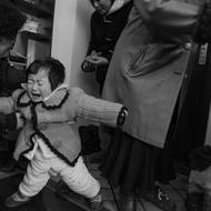 Po smrti svého jediného dítěte se důchodkyně a bývalá lékařka rozhodla podstoupit umělé oplodnění. Porodila dívky Č'-č' a Chuej-chuej. (Po návratu ze služební cesty vítá Šeng Chaj-lin svou dceru Chuej-chuej. Aby uživila svou mladou rodinu, vrátila se tato lékařka do práce a cestuje po Číně, kde přednáší o zdraví. 5. března 2012.)
