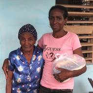 Larissa se svou 82letou matkou. Nemůže jí dopřát léky na cukrovku a Parkinsonovu nemoc.