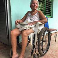 Andréa nemá k dispozici tzv. fogón - kamna na dřevo. Vařit jí tak musí sousedka.