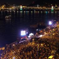 Příznivci Tiszy zaplnili budapešťské nábřeží Dunaje naproti maďarského parlamentu.