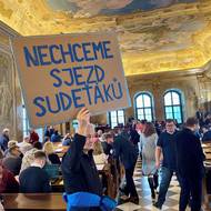 Jednání provázela vyhrocená nálada. Někteří příchozí nadávali politikům do vlastizrádců. 