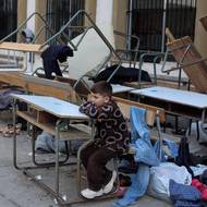 Na Libanon se podle Spojených států a Izraele nevztahovalo příměří vyhlášené minulý týden, které zastavilo údery na Írán. (Dítě sedí na dvoře dívčí střední školy v libanonském Tyru, která byla přeměněna na ubytovnu pro vysídlené. 12. dubna 2026.)