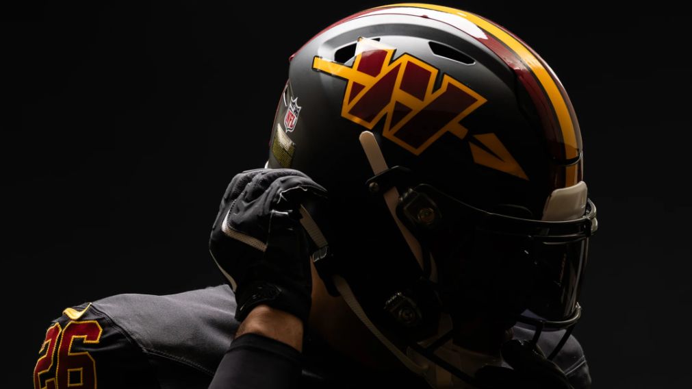 Po kritice se vzdali svého názvu Rudokožci. Nyní v novém logu vyobrazili oštěp