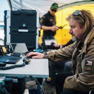 Klíčový komunikační uzel, kde se scházely všechny informace a požadavky, zajišťovali radioamatéři z Ostravy.