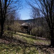 Glampingové domy stojí na místě, kde se nic stavět nesmí.