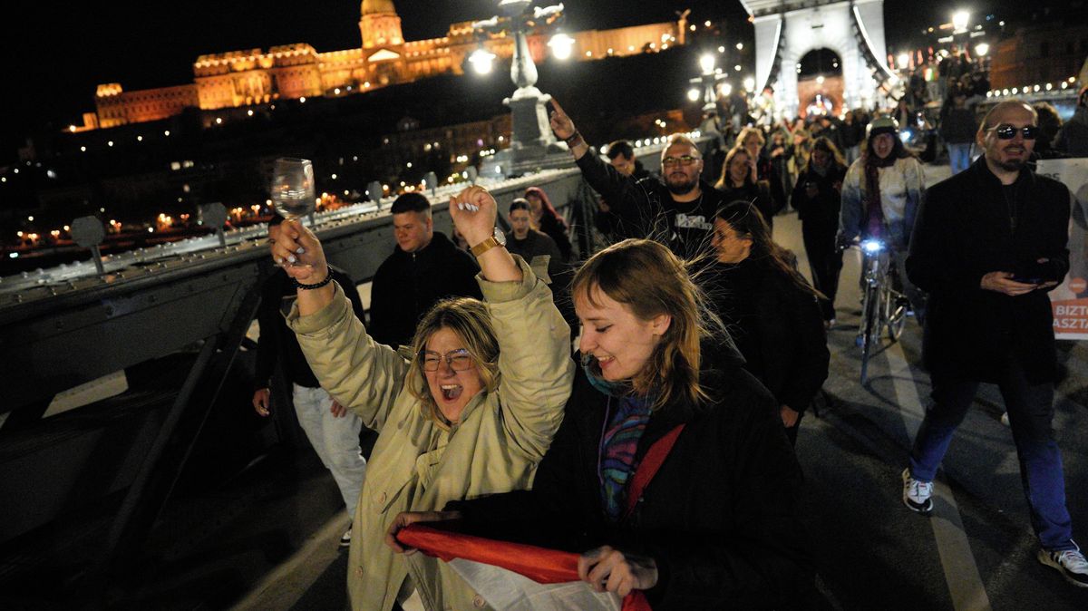Přímo z centra velké budapešťské párty. Maďaři slavili porážku orbánismu