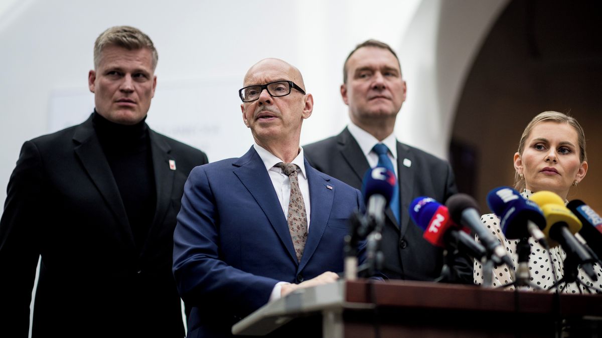 Jak chce vláda přiškrtit ČT a Rozhlas. Grafy ukazují, o kolik peněz přijdou