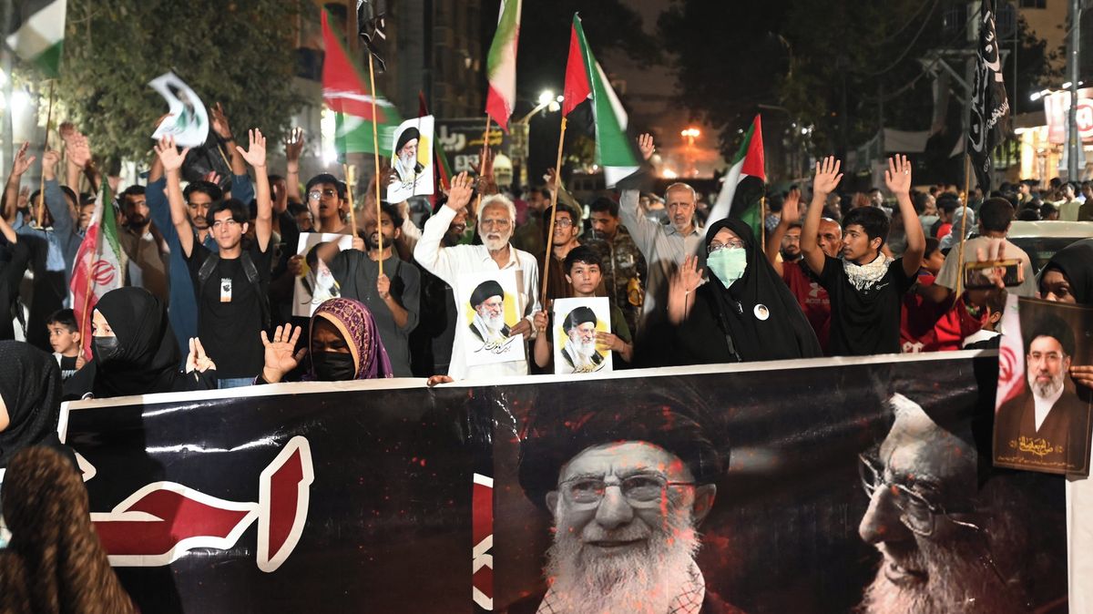 Krach příměří Íránu a USA těsně odvrátili. Doma mají mírotvůrci potíže