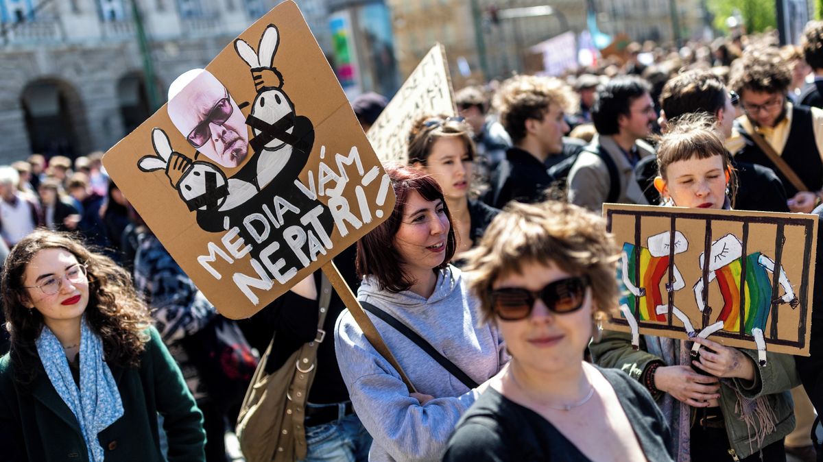 „Oto, pojď ven,“ žádali studenti Klempíře. Za média jich protestovaly tisíce
