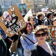 Na náměstí v centru Prahy postupně přicházeli další studenti a nad hlavami jim byly vidět transparenty s nápisy Ruce pryč od medií, Chceme média živá, ne mrtvá, Kulturu vzhůru nebo Chceme nezávislá média. 