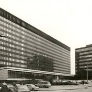 Administrativní komplex Investa-Chemapol vyrostl na trojúhelníkovém pozemku mezi ulicemi Kavkazská a Kodaňská v letech 1967-1970. Skládá se ze tří propojených částí – osmipatrové budovy A (Investa), podlouhlé desetipatrové budovy B (Chemapol) a třípatrové provozní budovy C na severní straně.