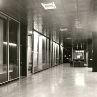 Vstupní hala pod budovou Investy byla koncipována jako výtvarný celek s přilehlým atriem. 