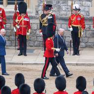 Ani tentokrát se Trump nevyhnul obvinění z porušení protokolu. První takový moment připomínal zmíněné přivítání s Alžbětou II. z roku 2018: Trump šel výrazně před králem Karlem III. vedle člena čestné královské stráže.