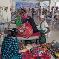 Bangladéš aktuálně zažívá nejhorší epidemii spalniček, jakou jižní Asie zažila za poslední dekádu. Celkový počet nakažených podle oficiálních údajů překročil v Bangladéši 28 tisíc. Zemřelých dětí je 194. Za poslední týden na tuto nemoc každý den umírá tři až pět dětí. Vláda 15. března zahájila nouzový očkovací program ve snaze epidemii zastavit, cílem je naočkovat 18 milionů dětí. 

(Nemocnice pro infekční choroby v Dháce v Bangladéši, vyfoceno 6. dubna 2026.)